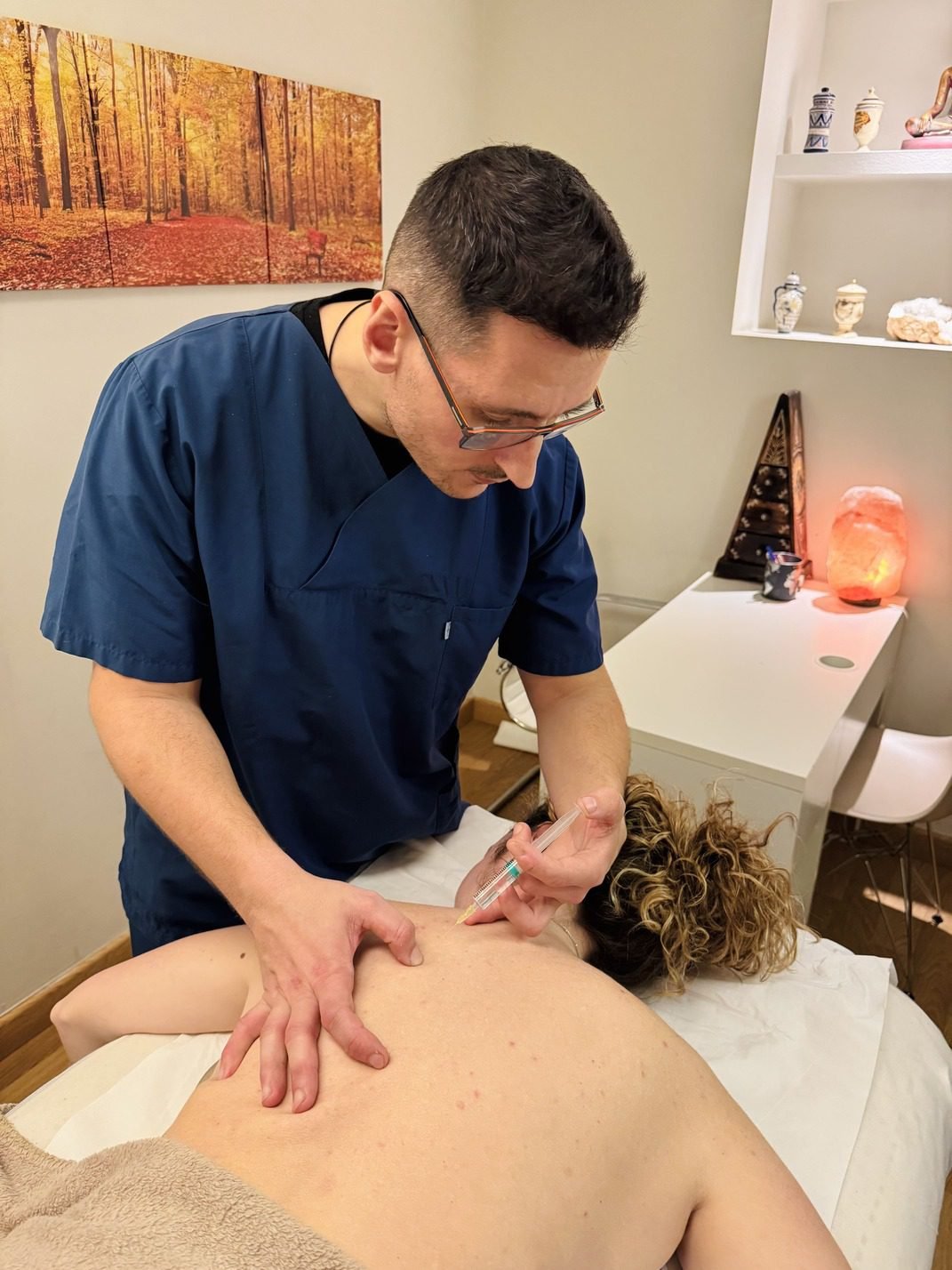 Terapia Neural aplicada en la espalda para aliviar el dolor osteoarticular.